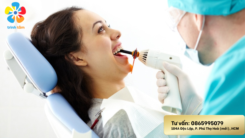 trám mòn cổ chân răng